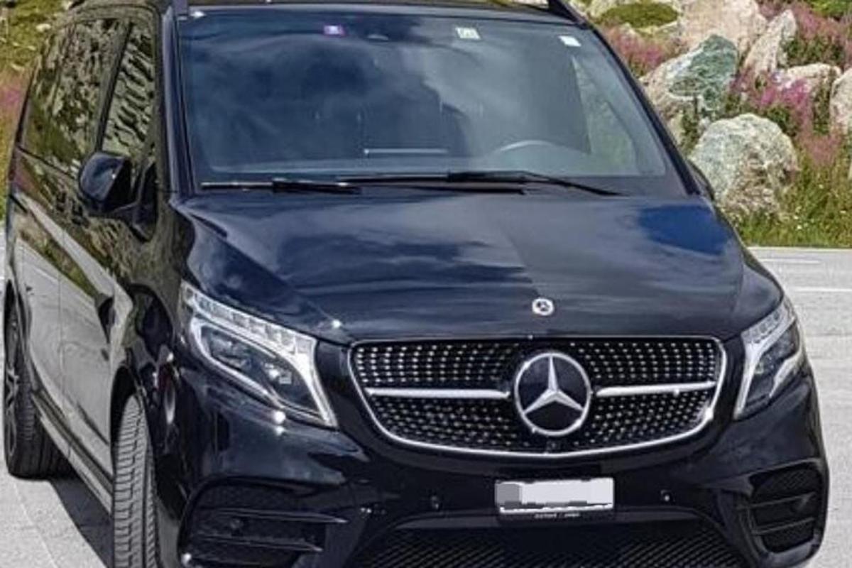 Černé auto Mercedes Benz zaparkované na parkovišti