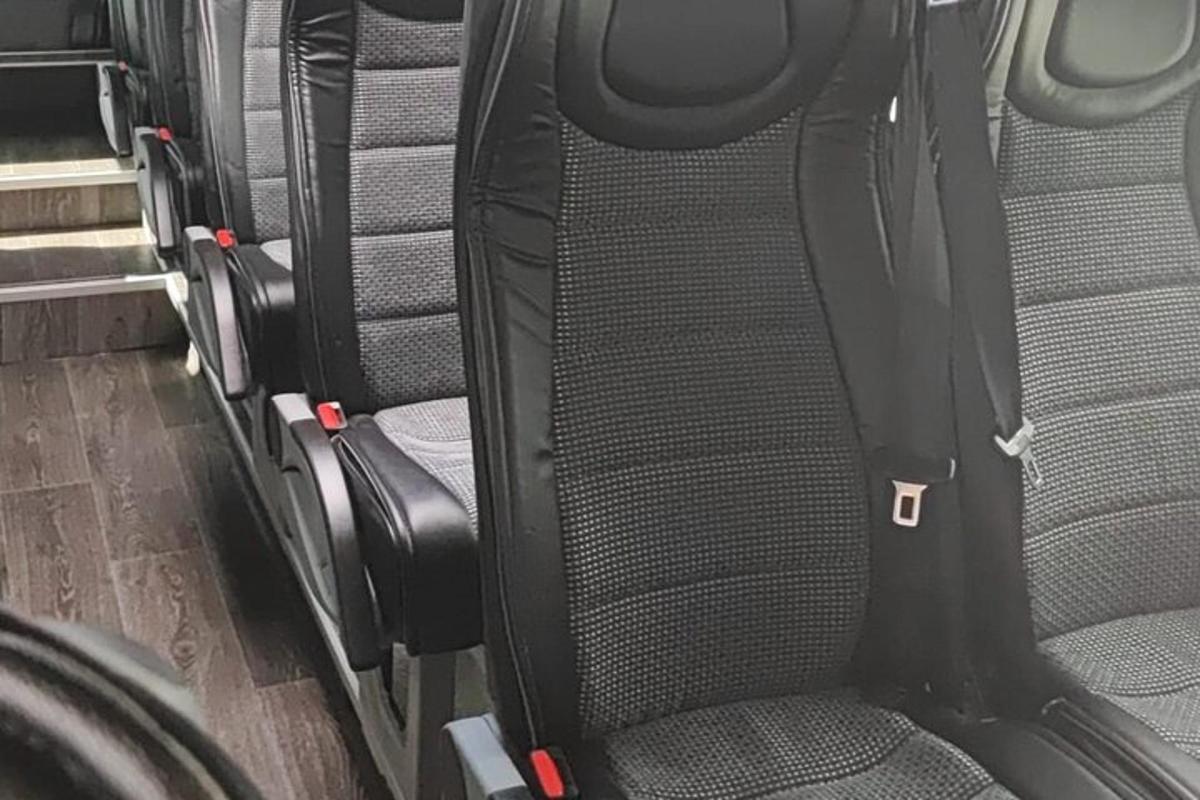 một ghế sau trống của xe buýt