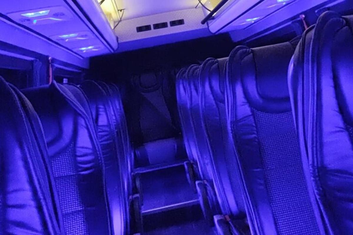 um ônibus vazio com luzes roxas nos assentos