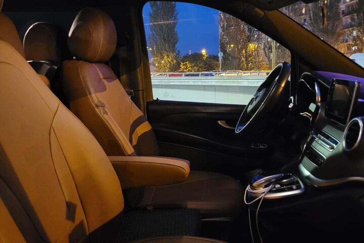 una vista del sedile posteriore di un'auto