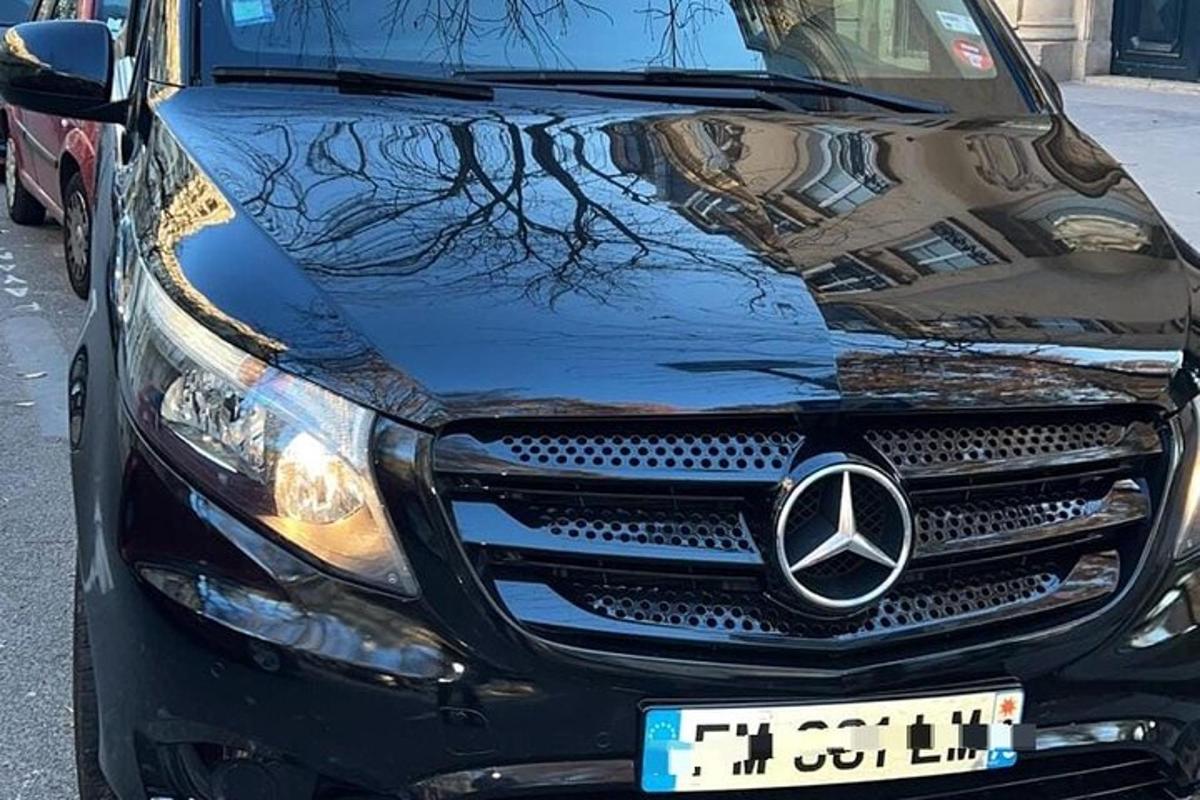 svartur bíll með spegilmynd að framan