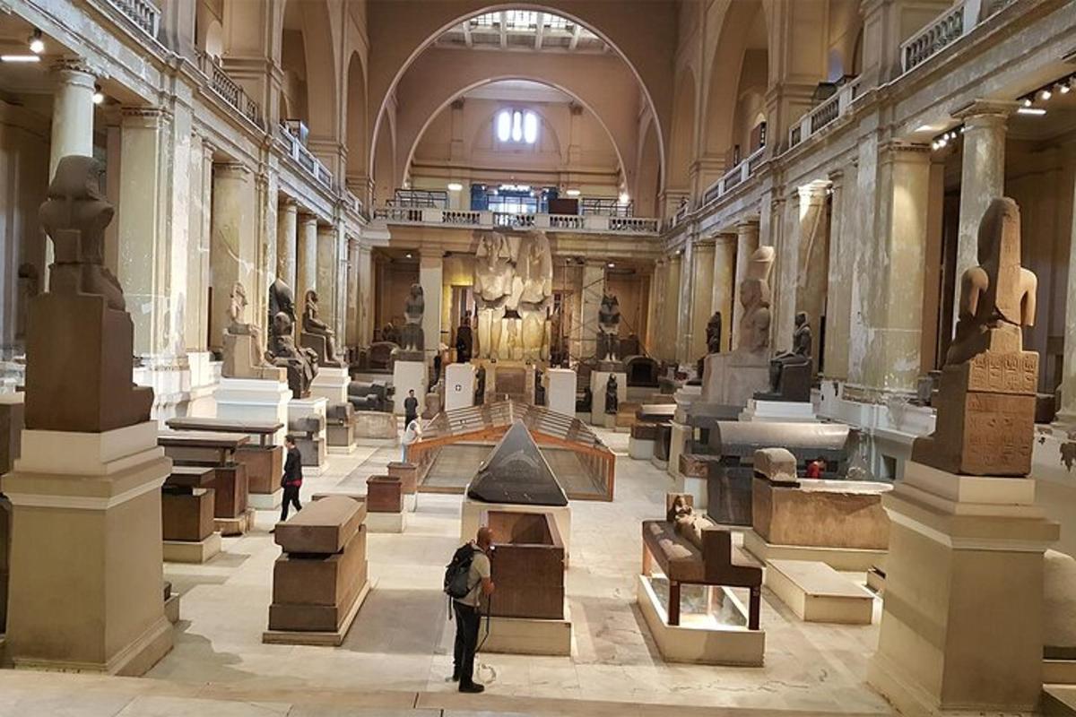 muzeum s lidmi stojícími ve velké místnosti s artefakty