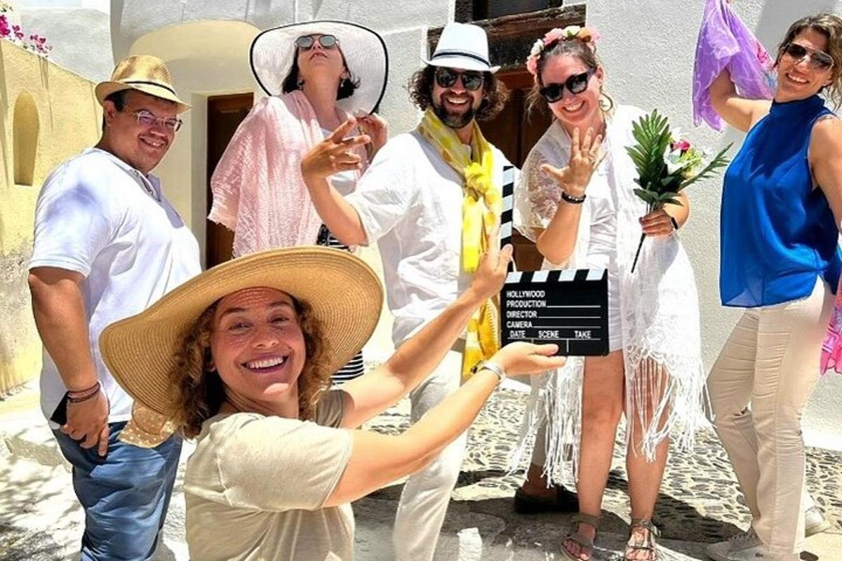bir grup insan fotoğraf çektirmek için poz veriyor