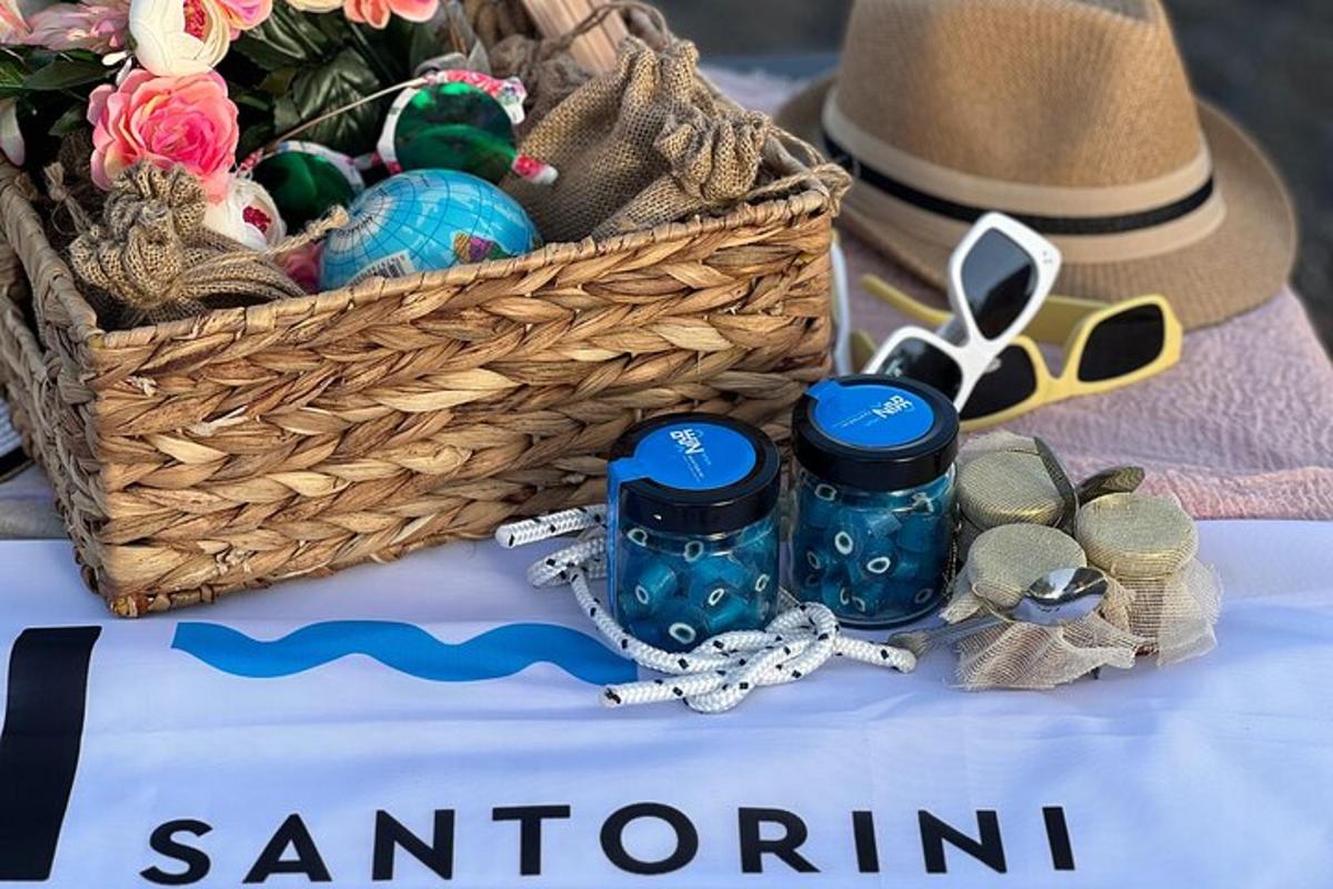 кошик з капелюхом та деякими предметами на столі