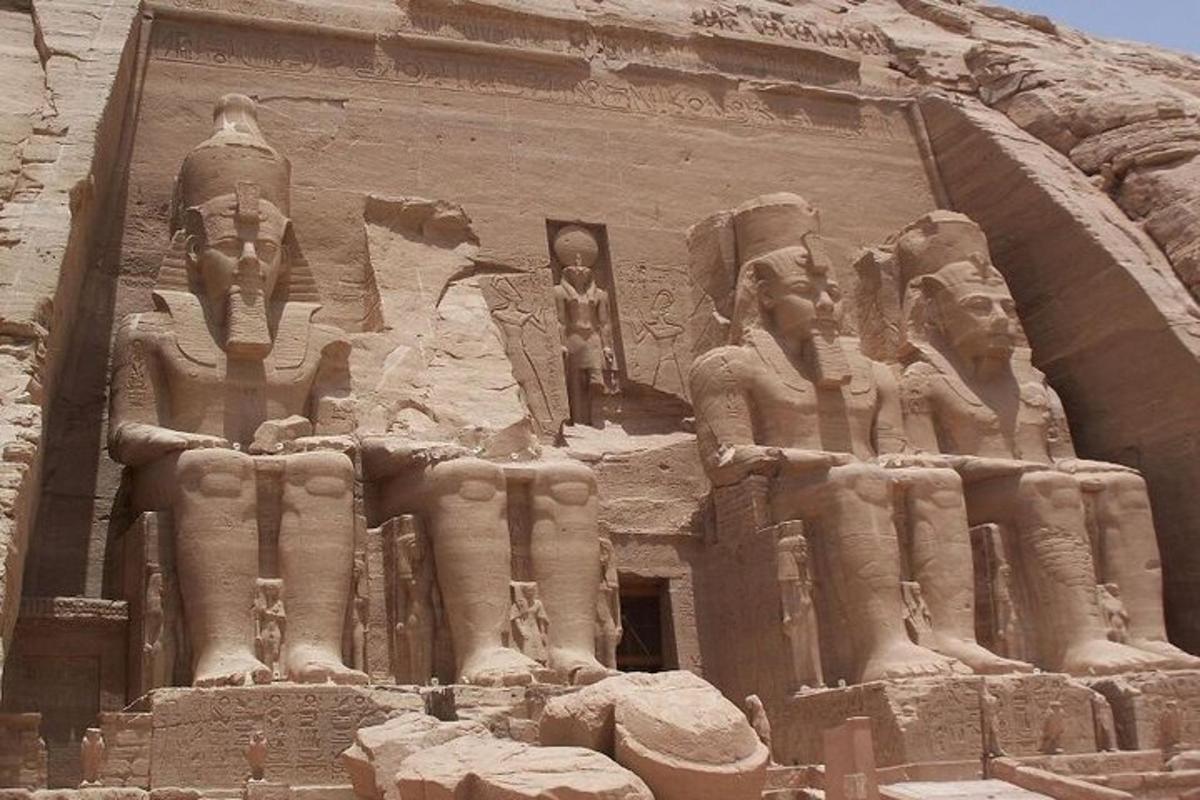 Un edificio de piedra con estatuas a los lados.