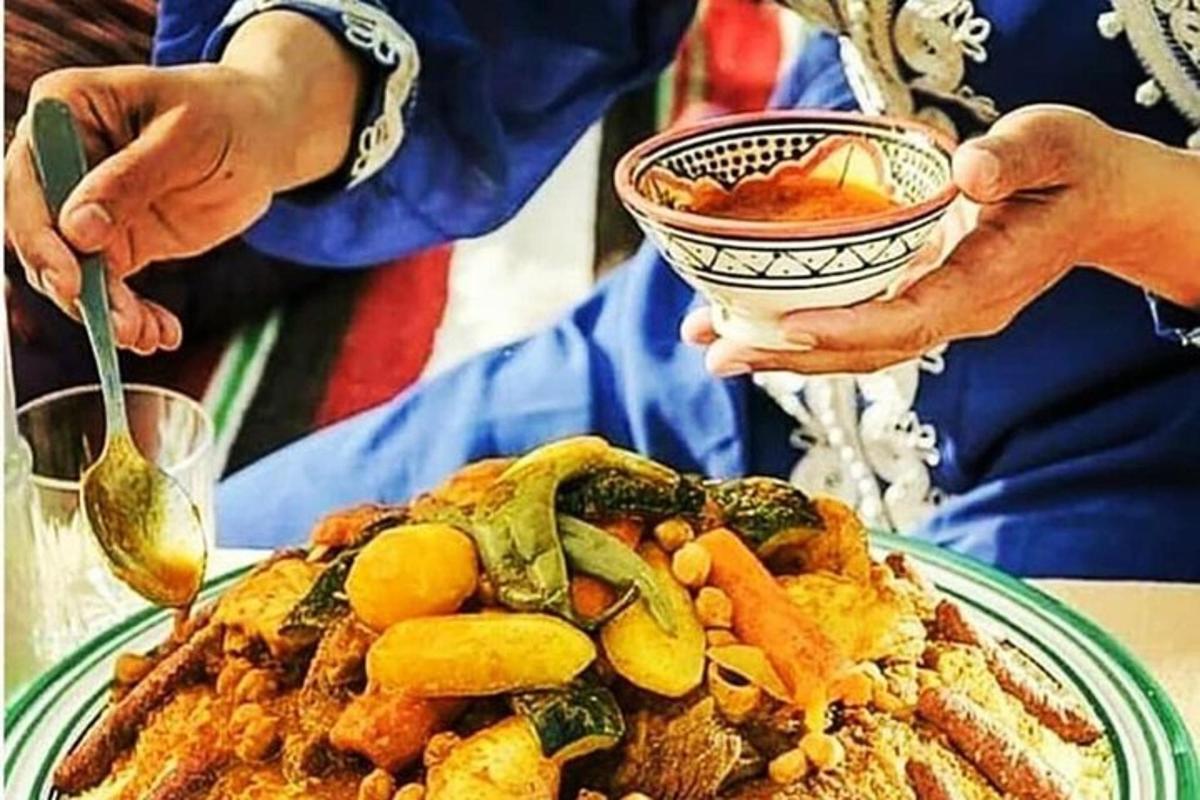 una persona che tiene una ciotola sopra un piatto di cibo