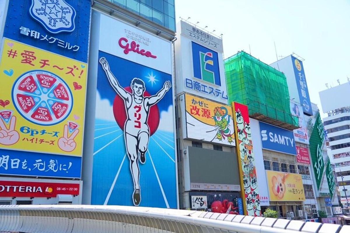 un edificio con un murale raffigurante un uomo