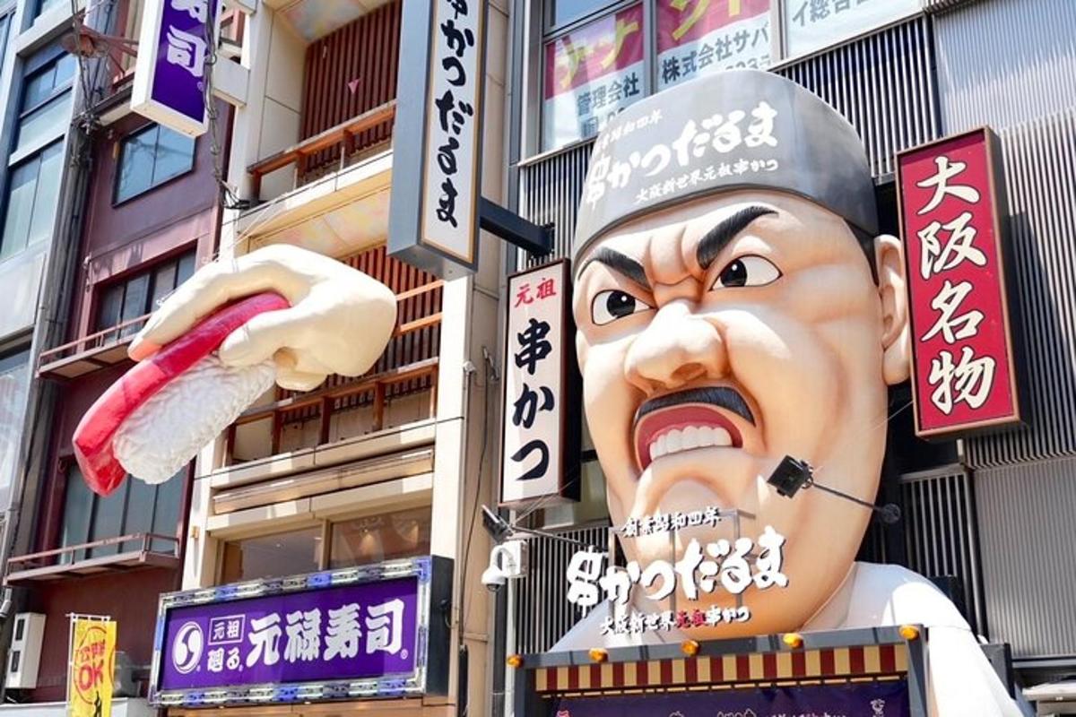 un grande cartello pubblicitario con una testa gigante di uno chef