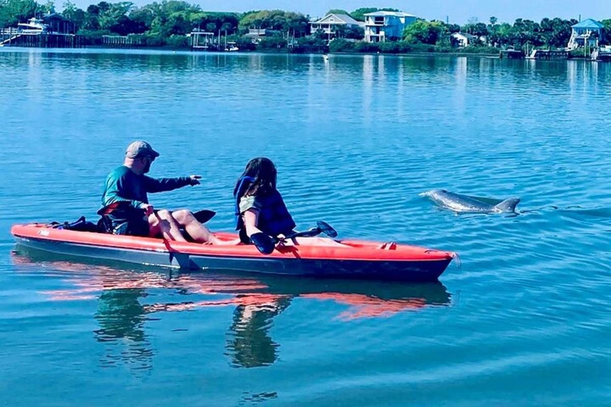 seorang lelaki dan seorang wanita dalam kayak di dalam air
