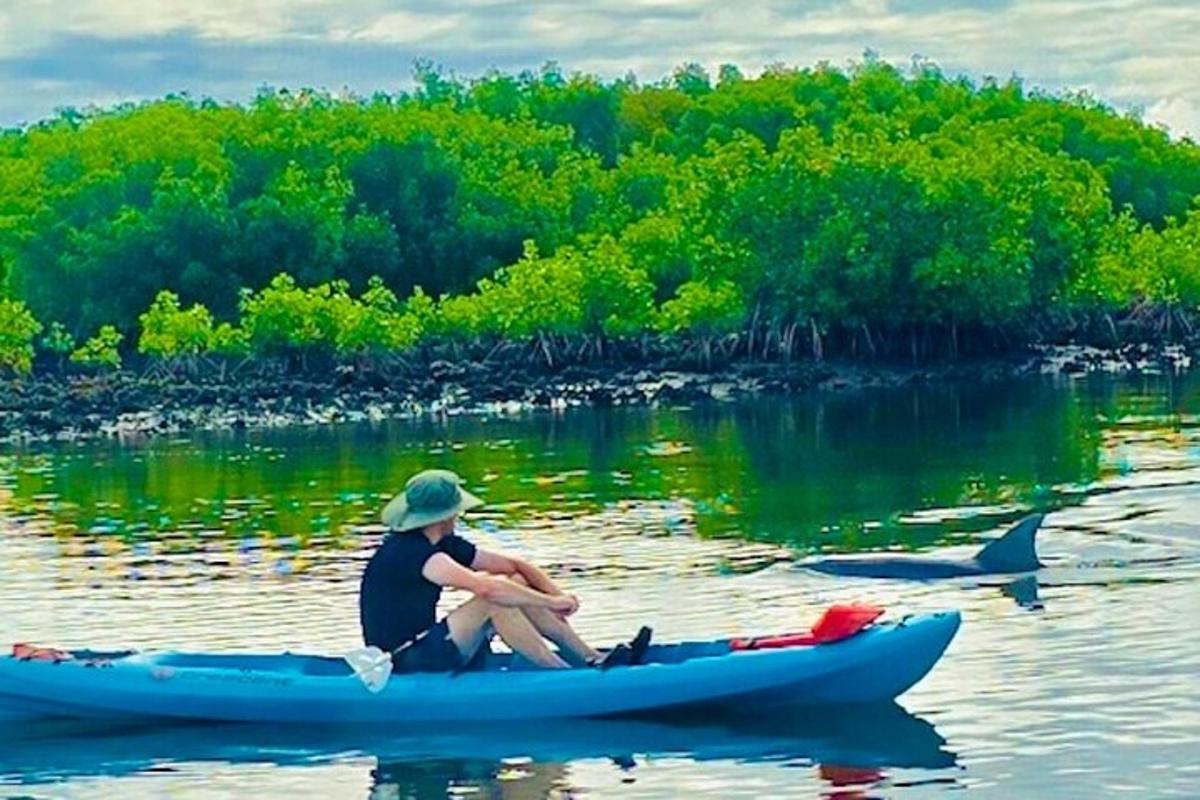 seorang lelaki duduk di atas kayak di dalam air
