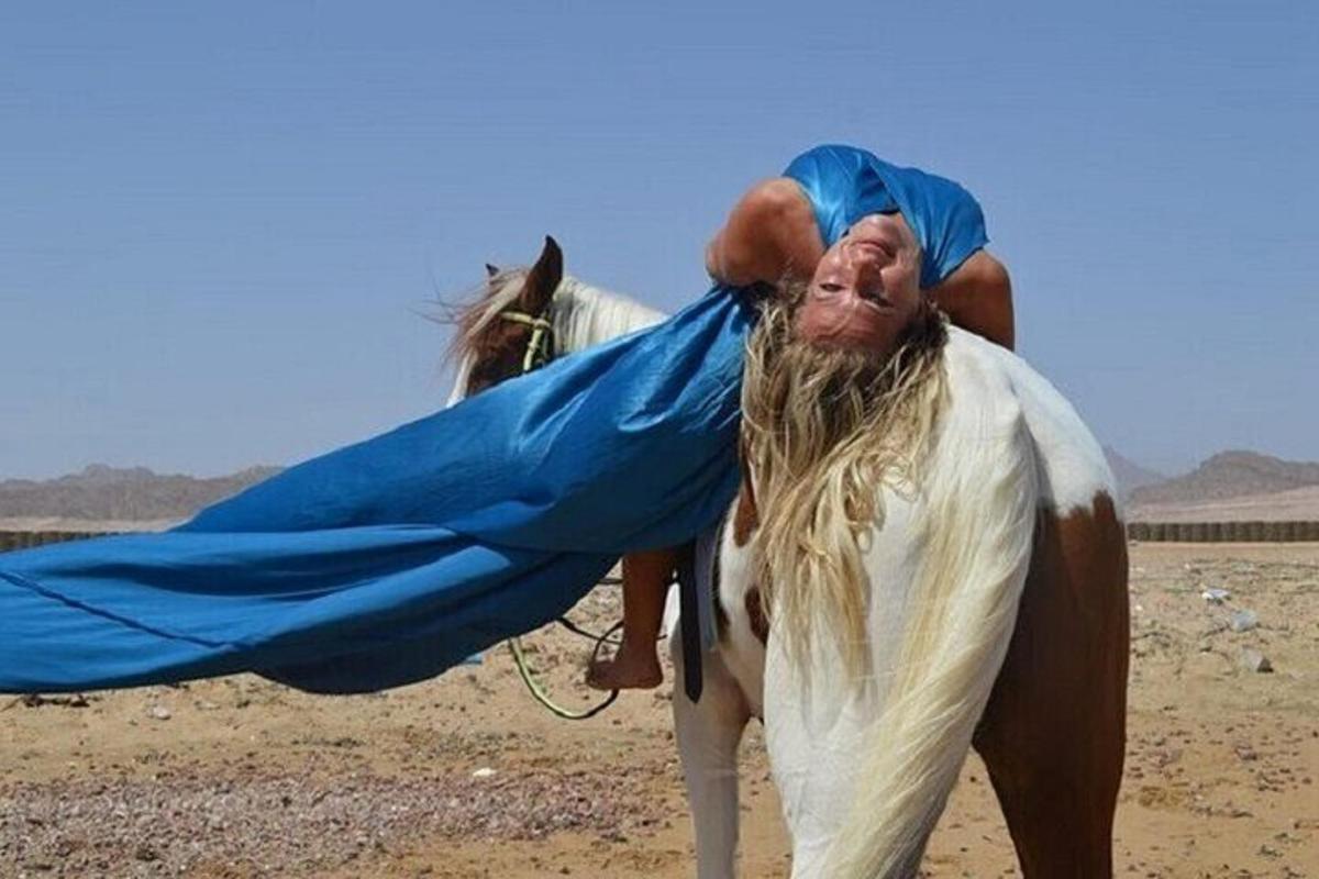 un uomo a cavallo nel deserto