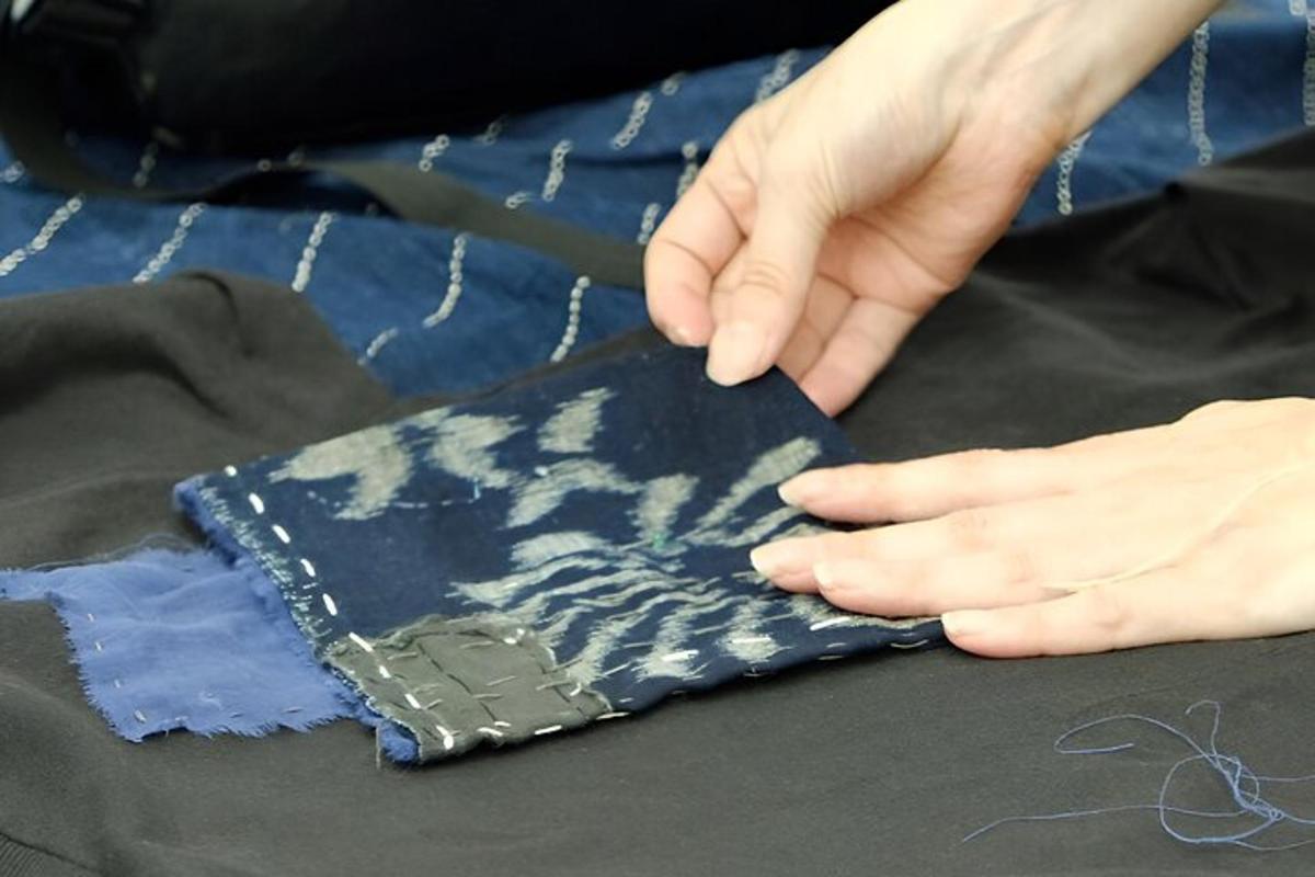 una persona tallant una tela amb estampat de zebra amb un ganivet