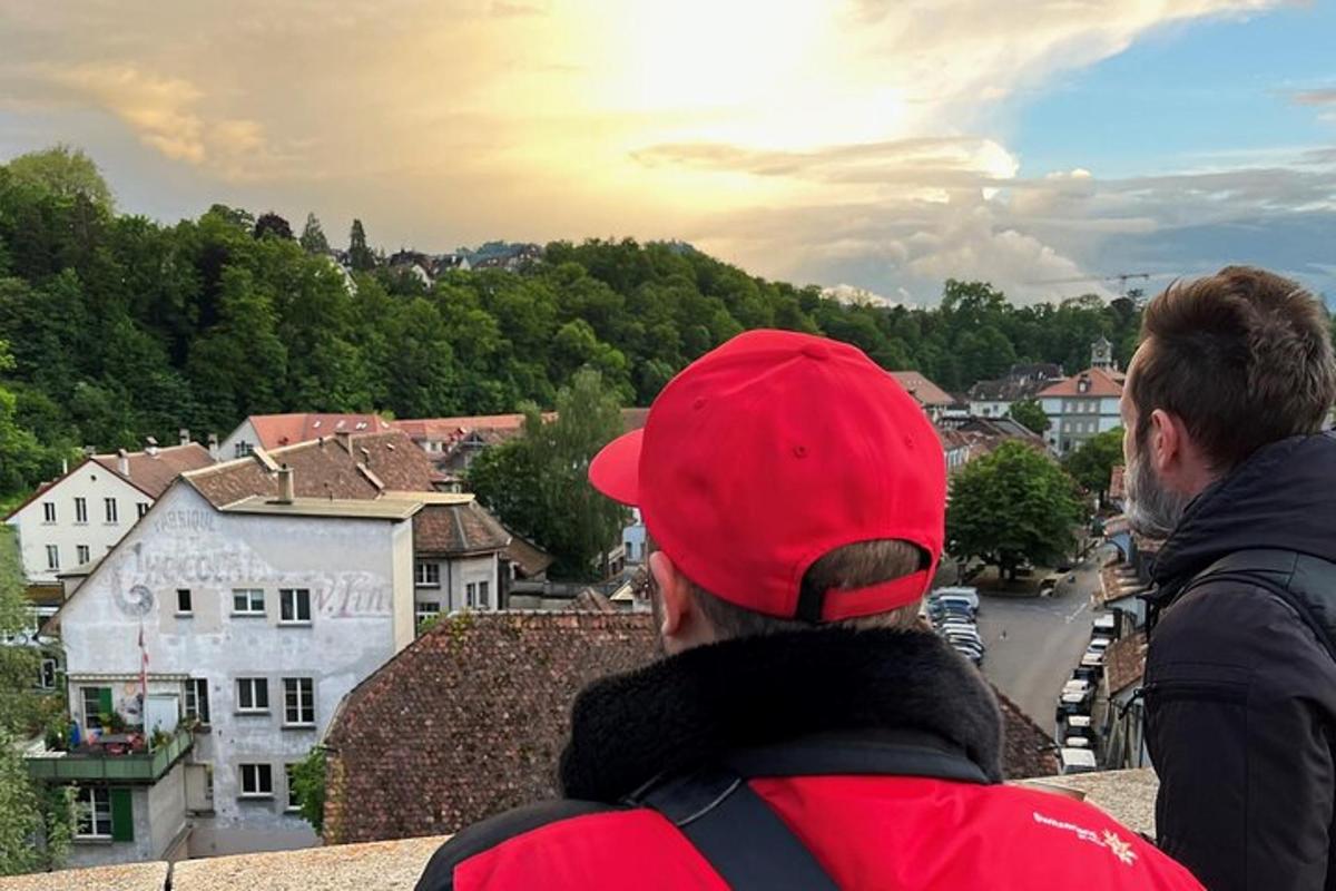deux personnes debout sur un toit regardant une ville