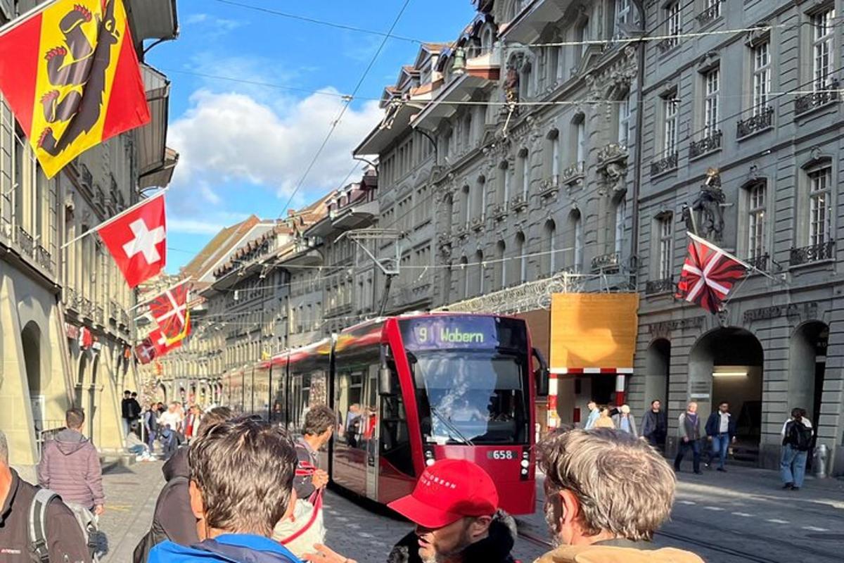 un autobuz roșu pe o stradă a orașului cu oameni