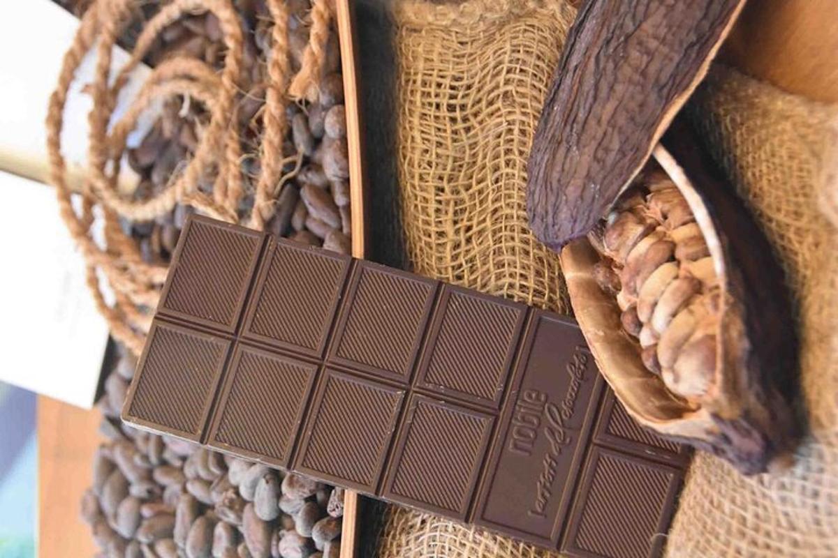 un primer pla d'una barra de xocolata i cacauets
