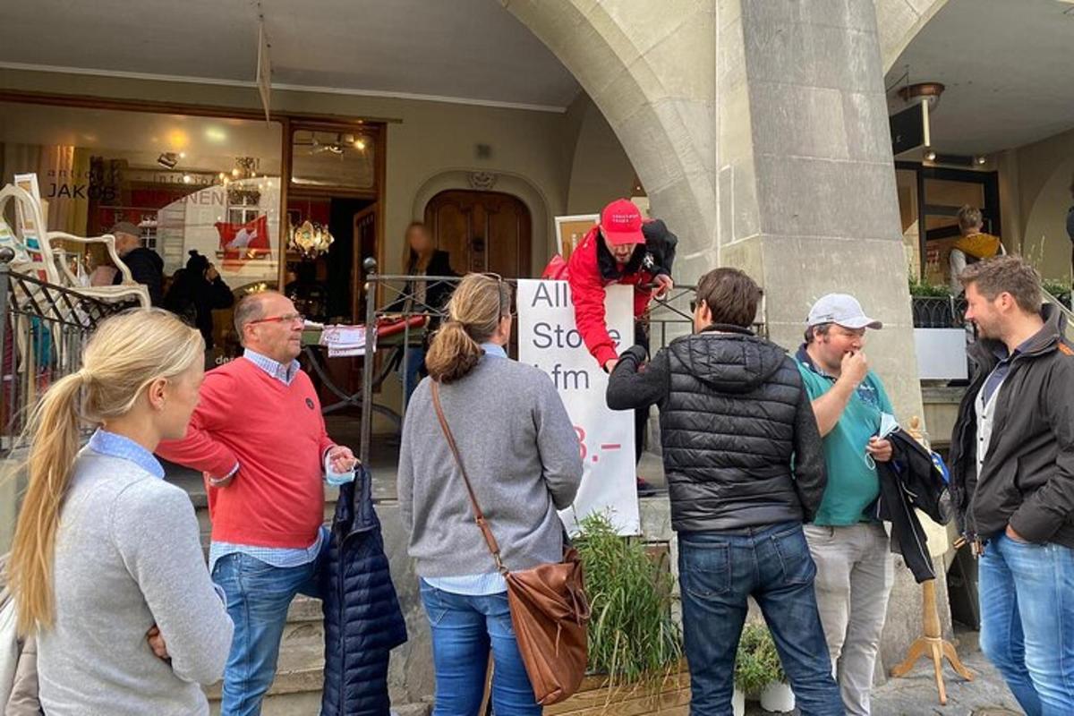 grupp inimesi, kes seisavad poe ees