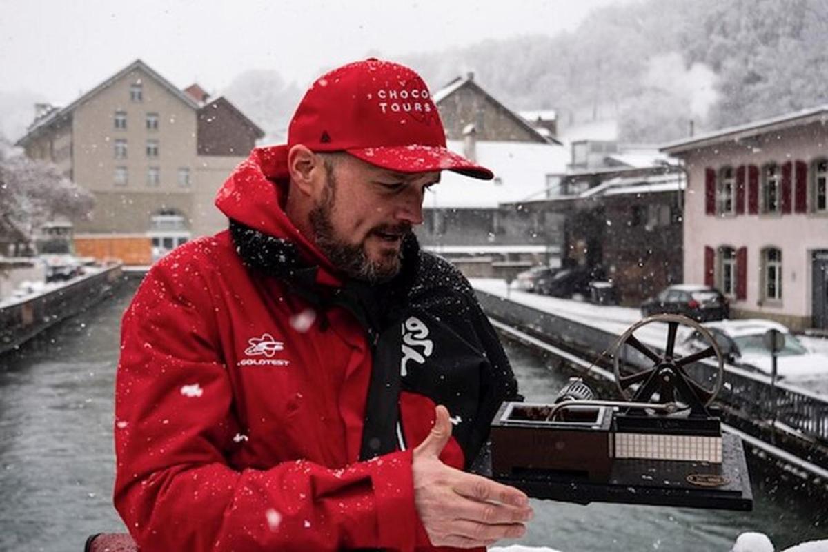 un home dret sobre un pont a la neu