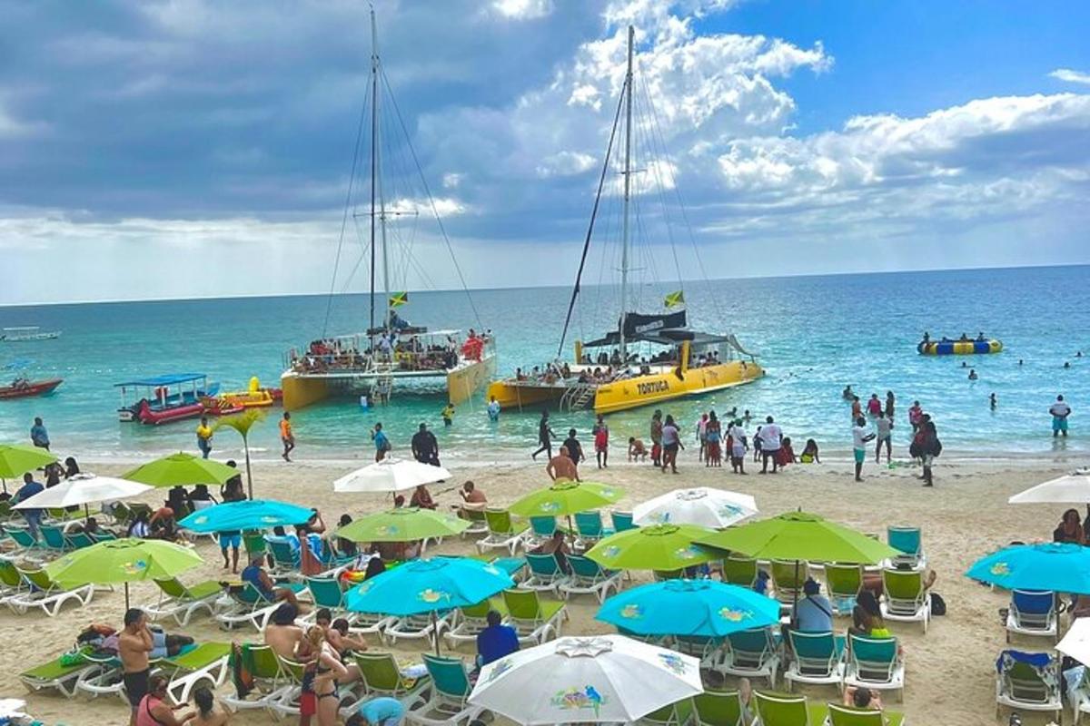 un gruppo di persone su una spiaggia con barche in acqua