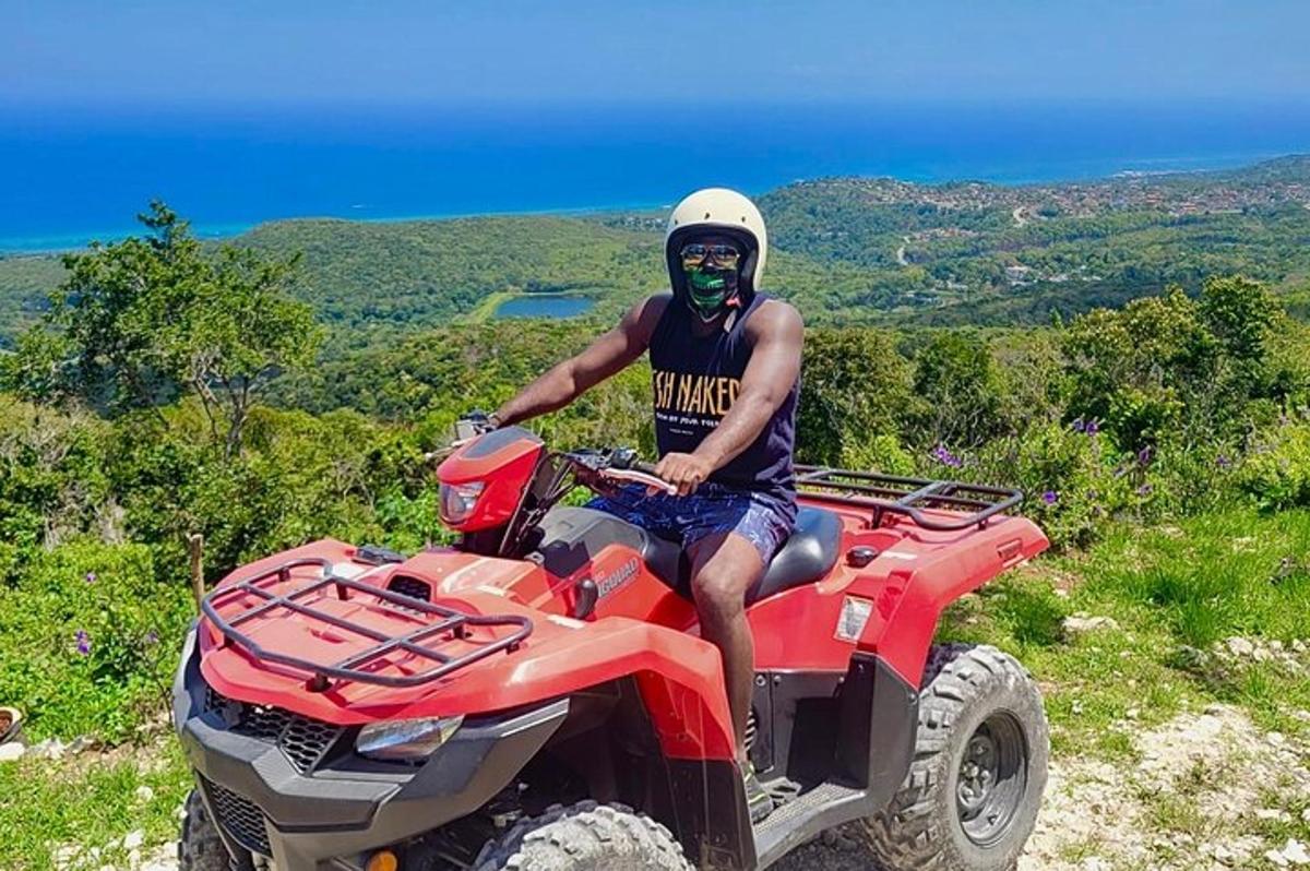 un uomo che indossa una maschera seduto su un quad