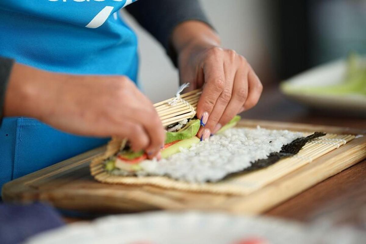 eine Person, die auf einem Schneidebrett ein Sandwich zubereitet