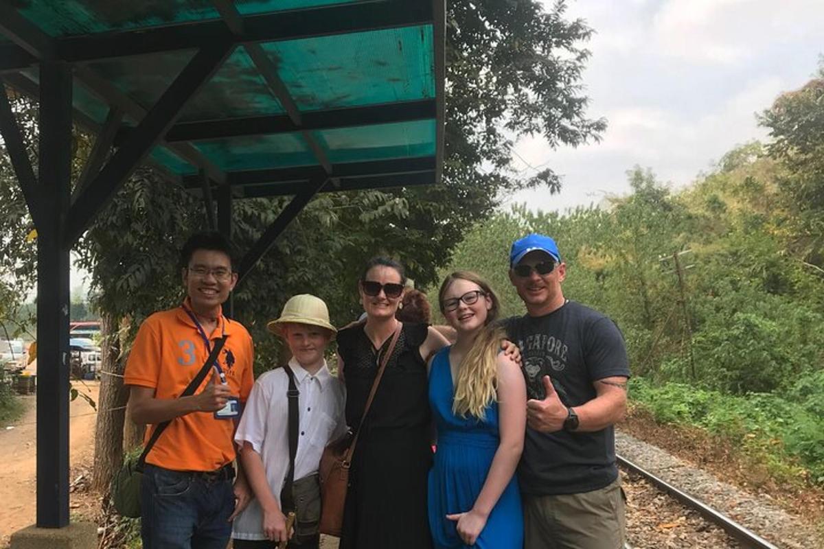 un grup de oameni care pozează pentru o fotografie la o gară