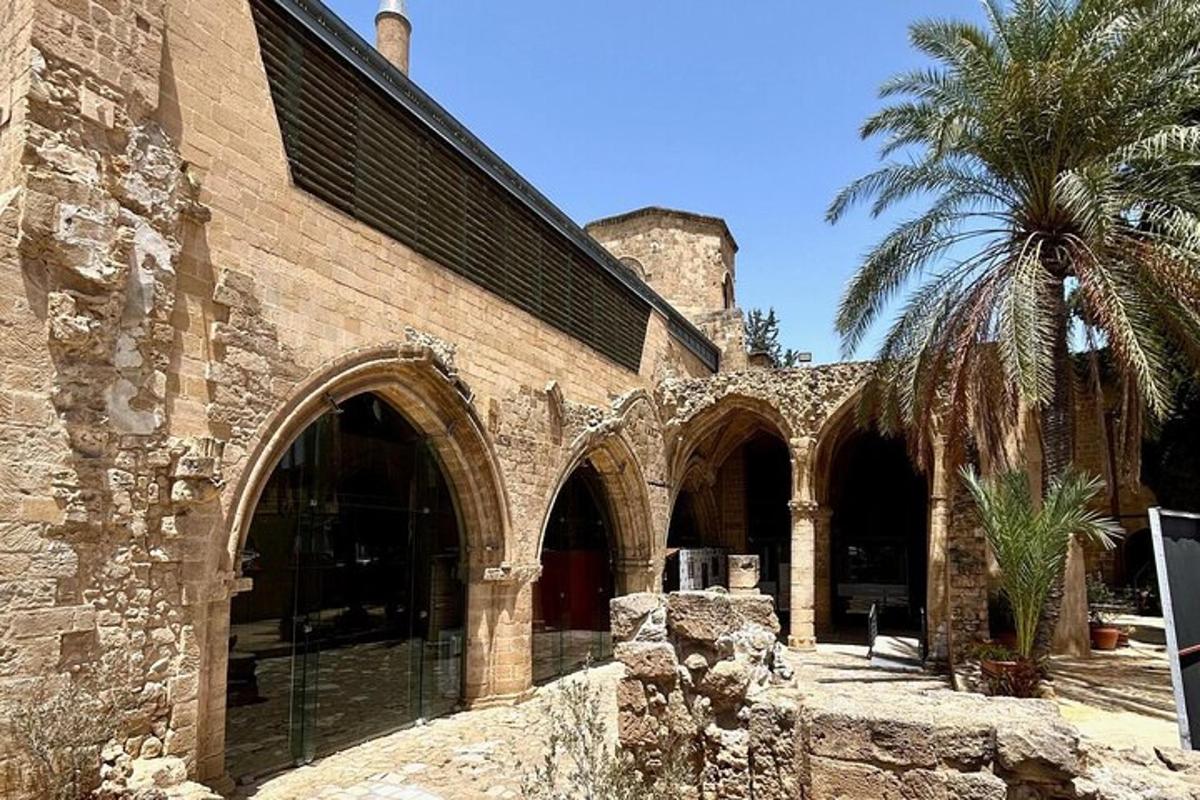 un edificio con una palma di fronte