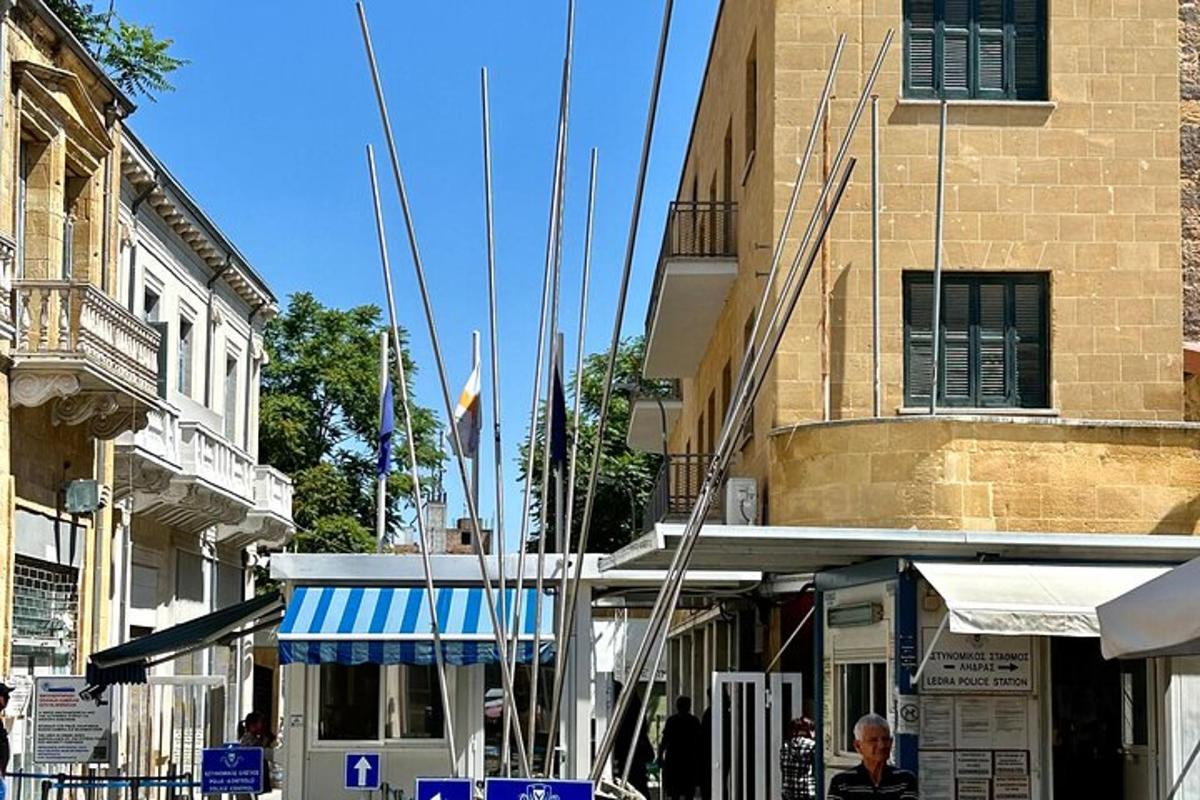 un edificio con una tenda da sole blu su una strada