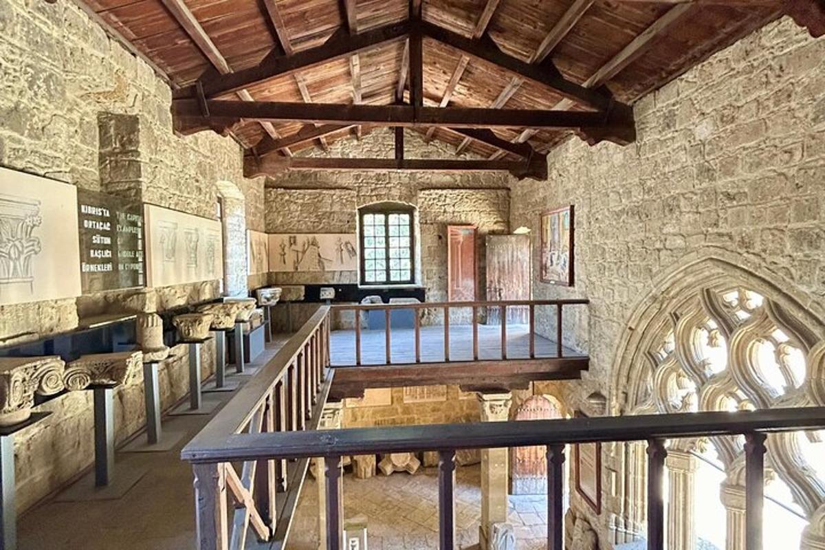 una grande stanza con un edificio in pietra con una scala