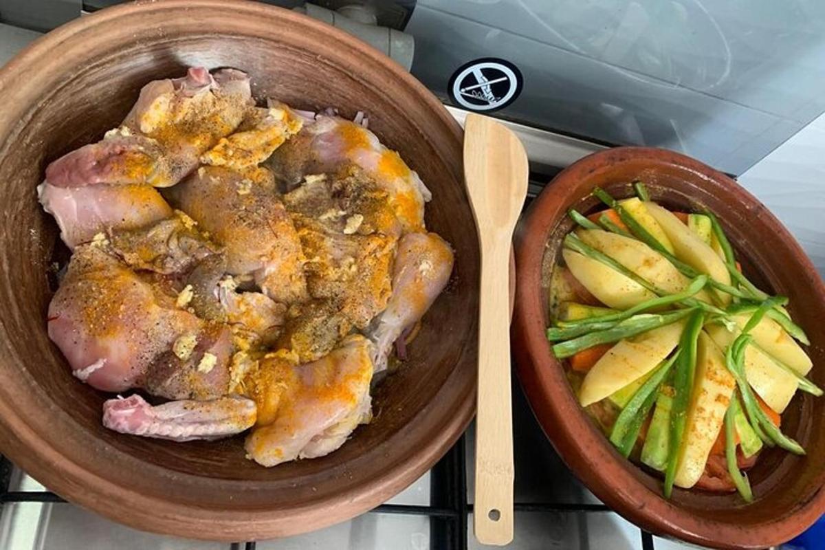 un tacchino e verdure in padella sul fornello