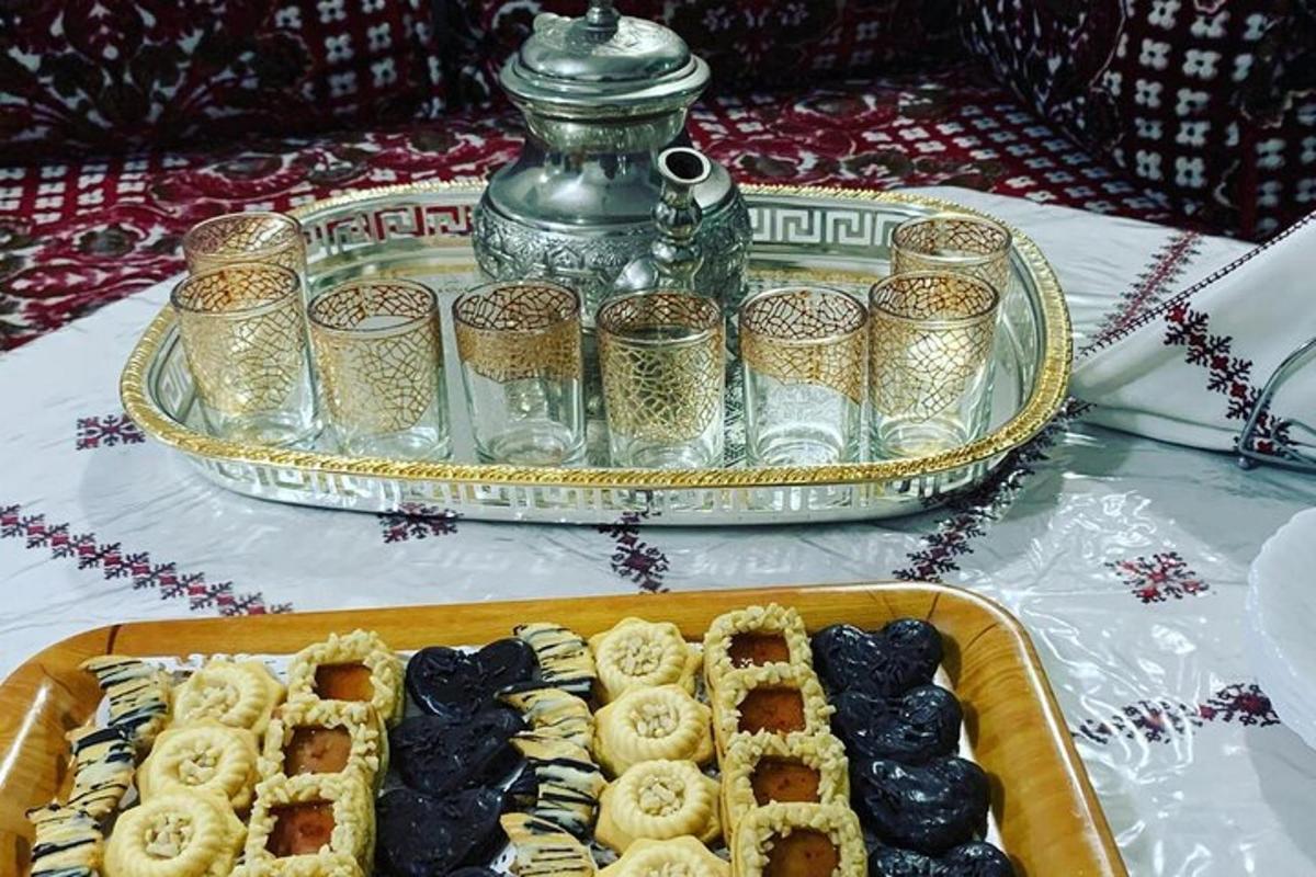 un tavolo con un vassoio di pasticcini e un vassoio di dessert