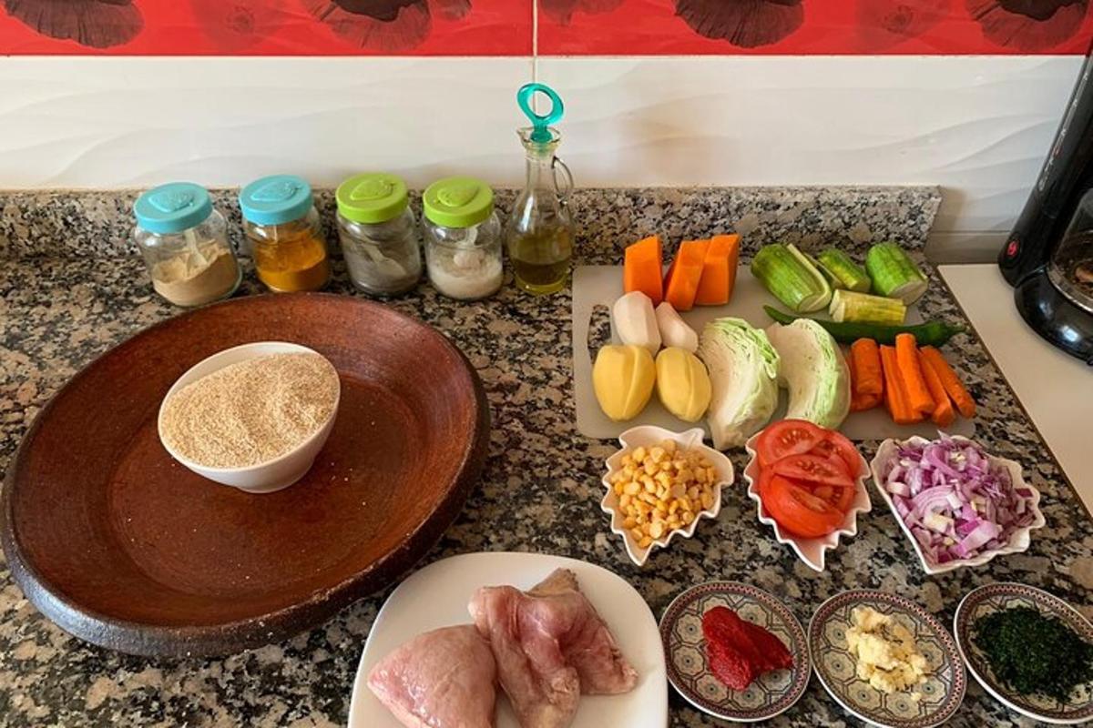 un taulell amb un munt de verdures i ingredients