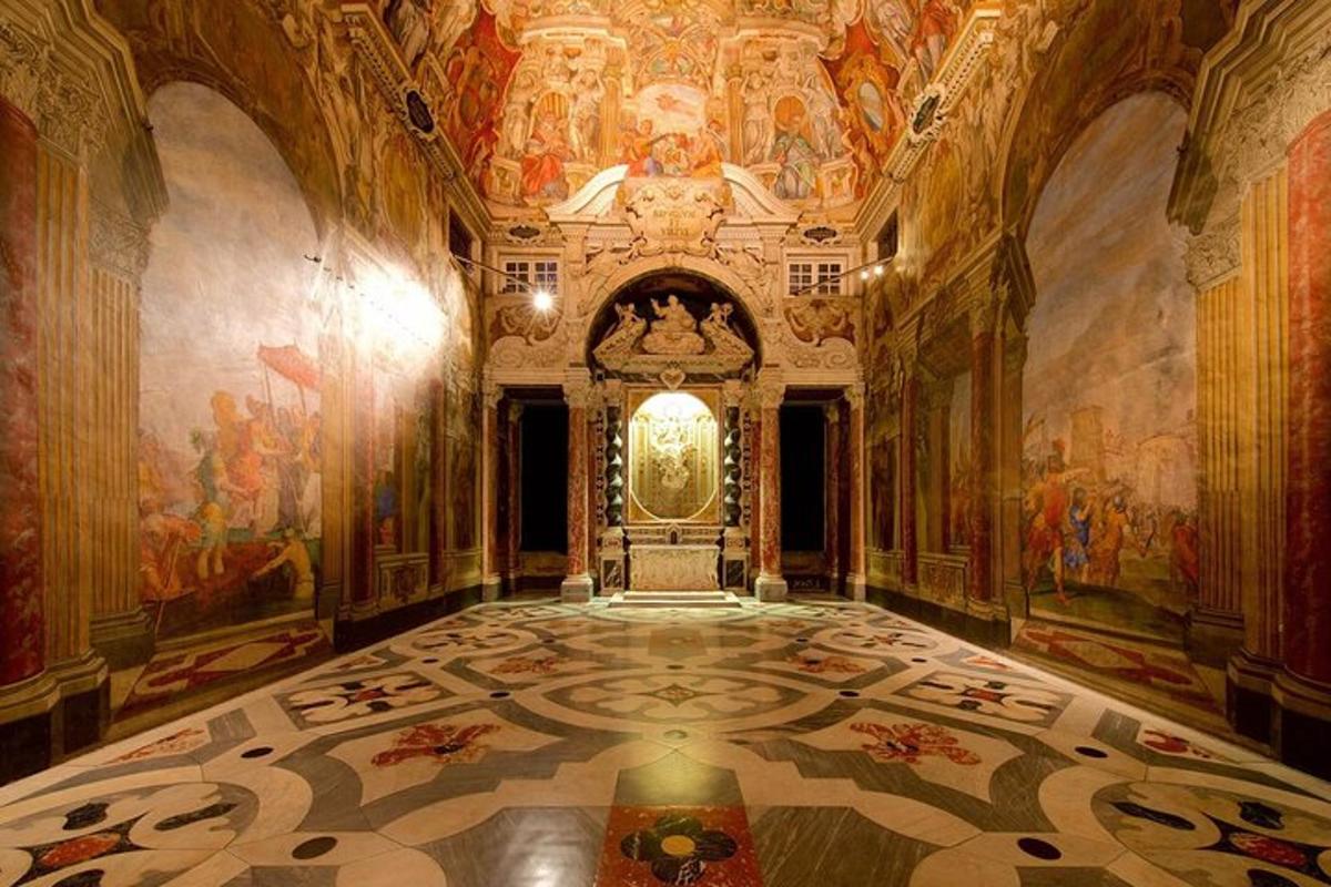 een grote kamer met schilderijen aan de muren en een plafond