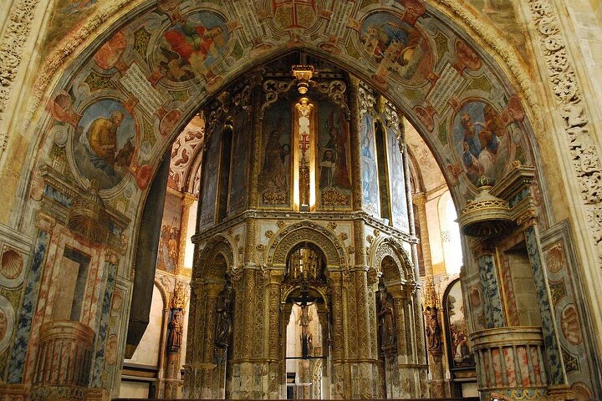 велика црква са великом просторијом са сликама