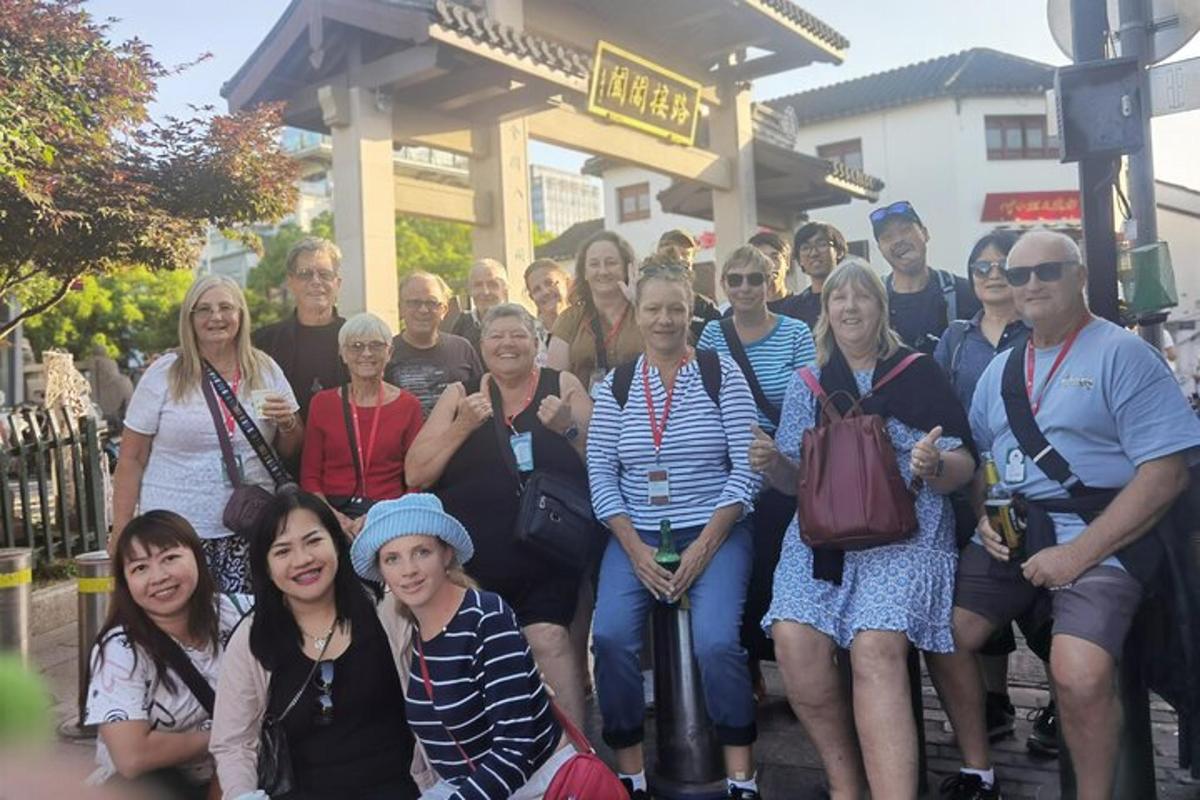 skupina lidí pózuje pro fotografii
