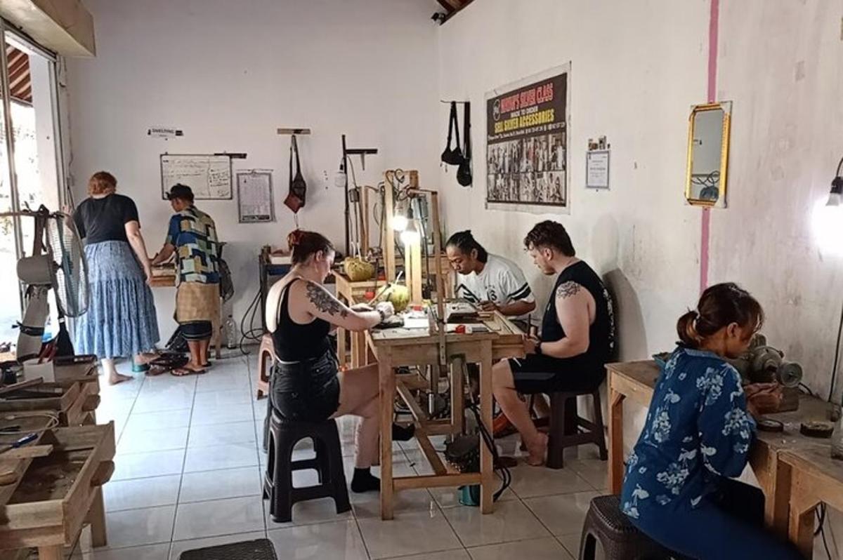 skupina lidí sedících u stolu v místnosti