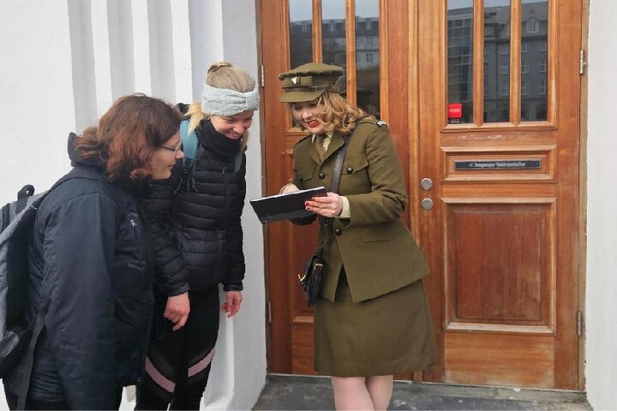egy csoport ember áll egy ajtó előtt