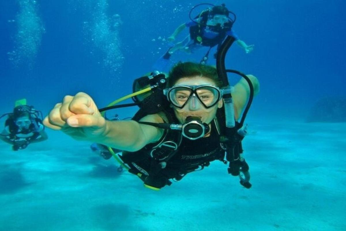un uomo in muta da sub e occhiali sott'acqua