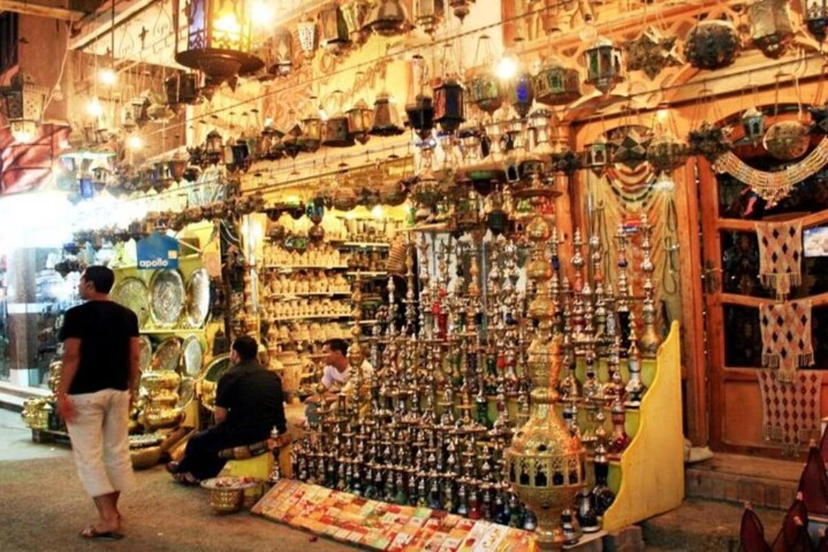 um homem parado em uma loja com um monte de mercadorias