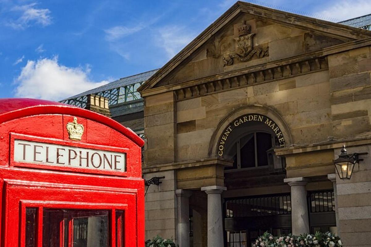 una cabina telefonica rossa di fronte a un edificio