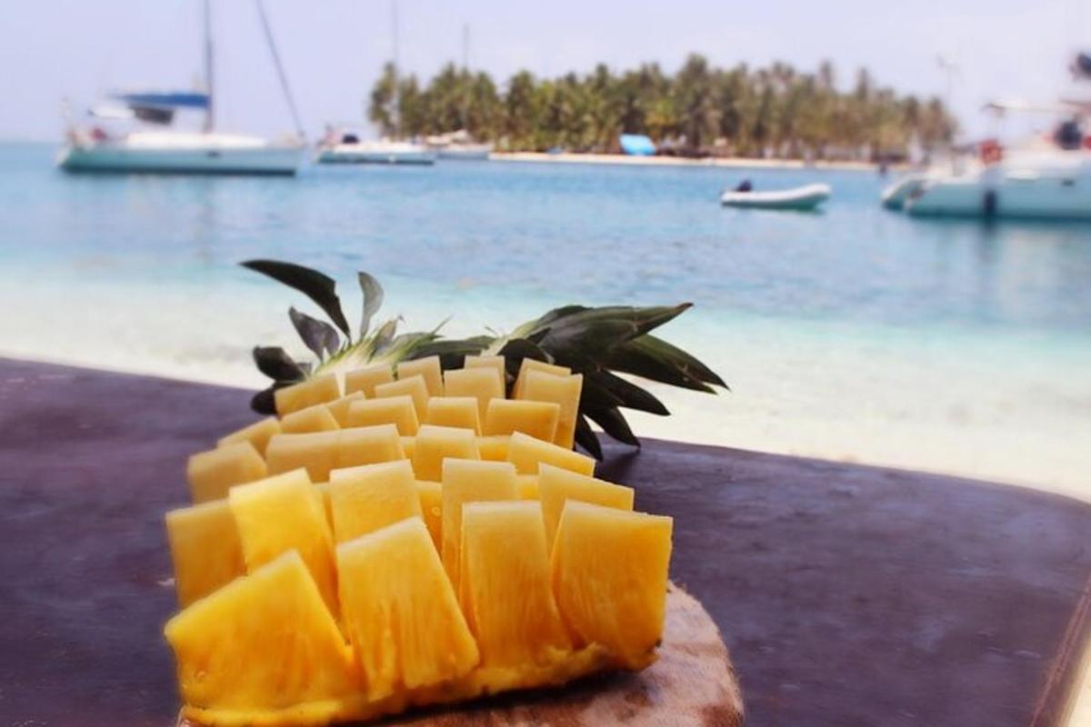 ein Stück Käse auf einem Tisch neben einem Strand