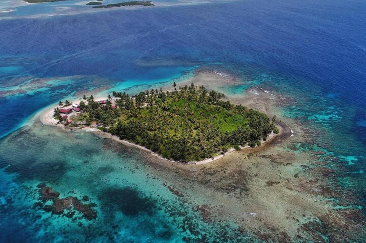 eine Insel mitten im Ozean