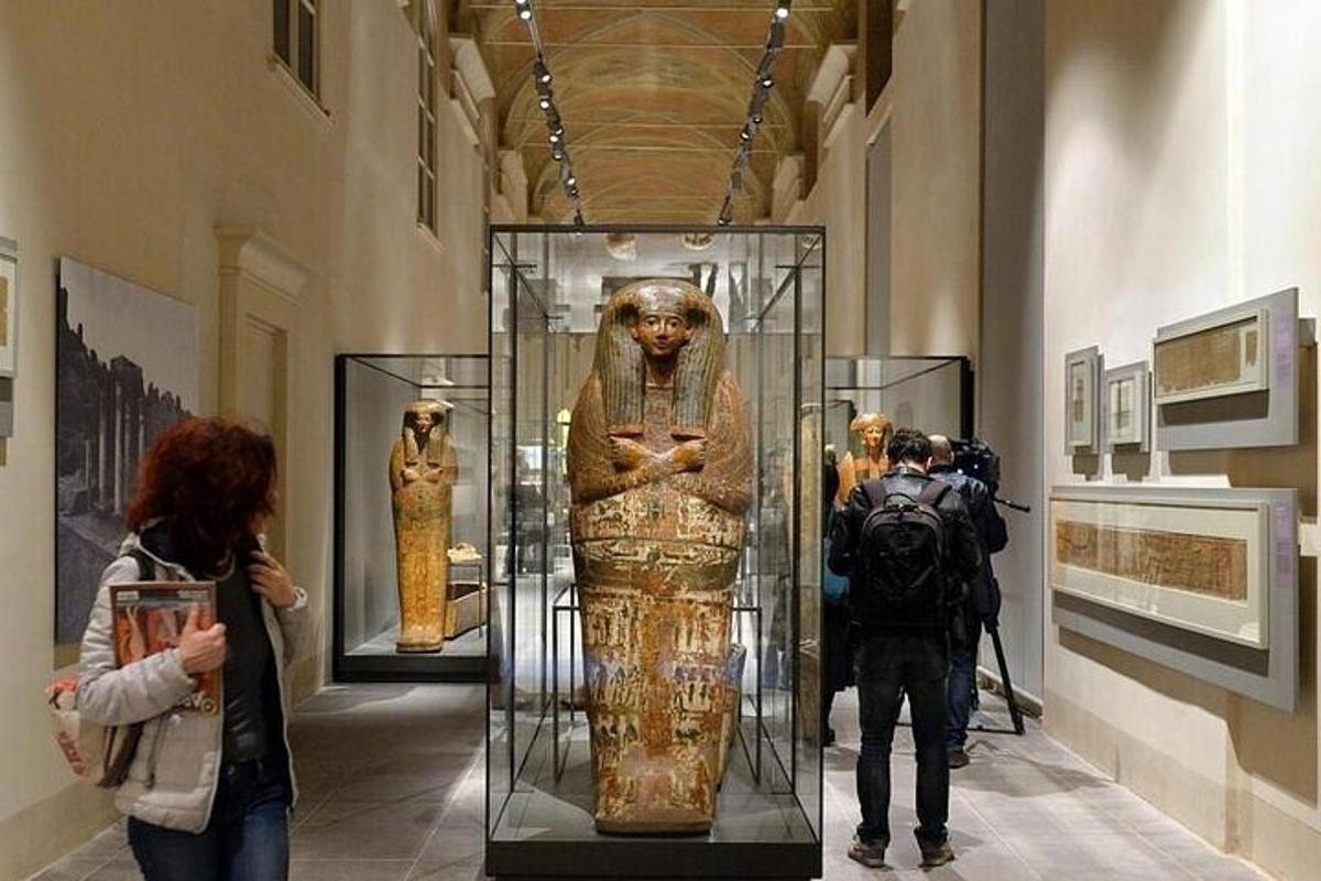 un gruppo di persone che guarda una statua in un museo