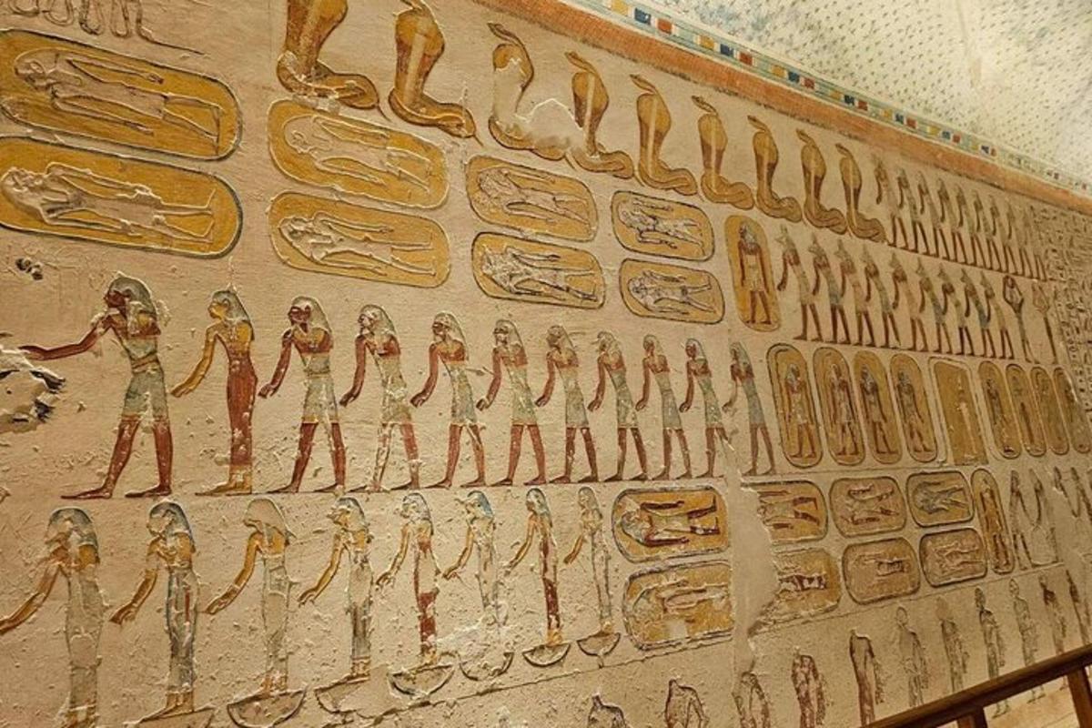 un muro con un rilievo di persone e cibo