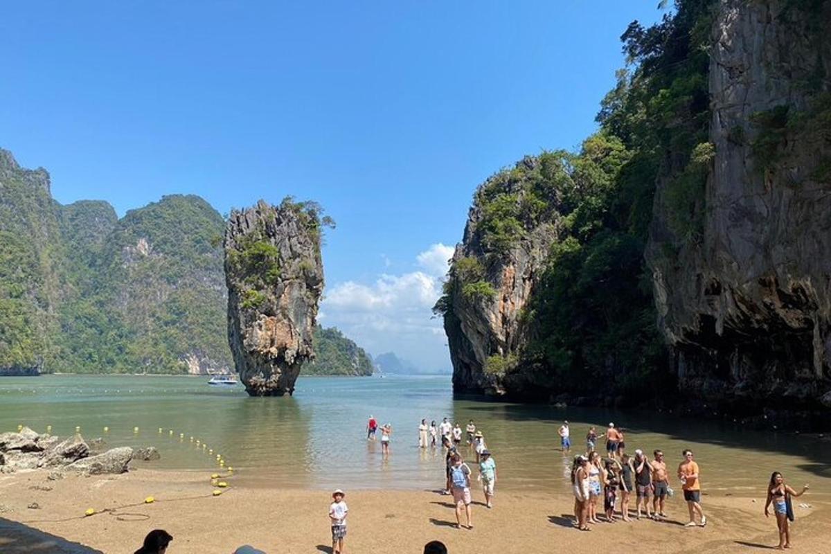 un gruppo di persone in acqua su una spiaggia