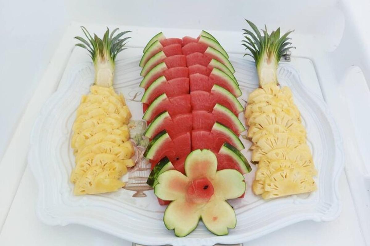 un piatto con quattro diversi tipi di frutta sopra