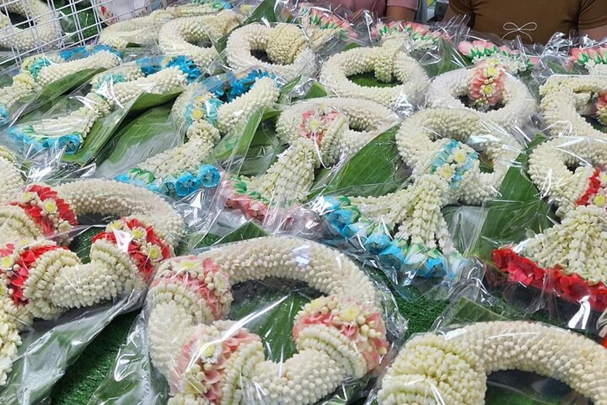 一堆用塑料包装的食物摆在展示台上