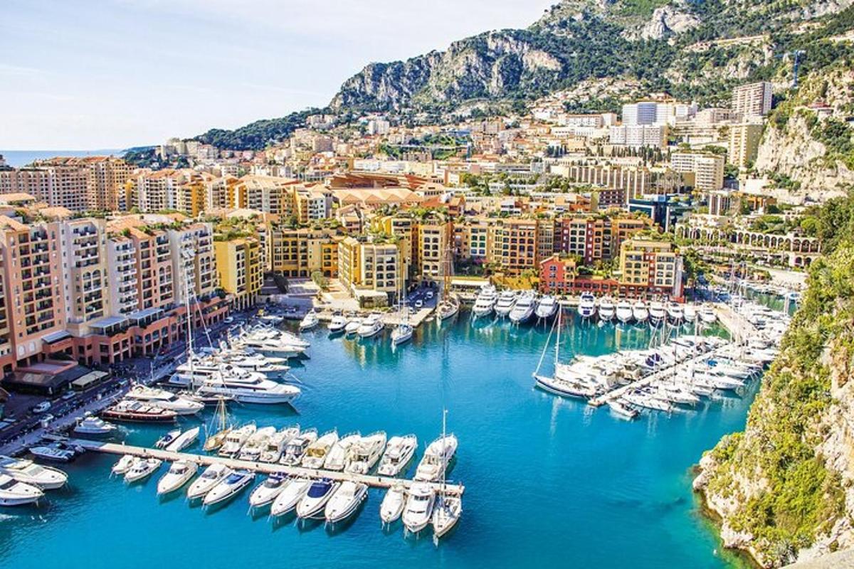 un grup de vaixells atracats en un port amb una ciutat