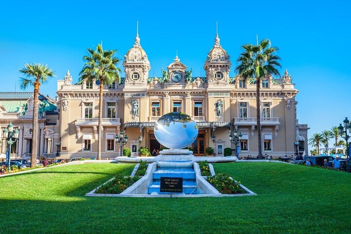 un gran edifici amb una gran pilota al davant