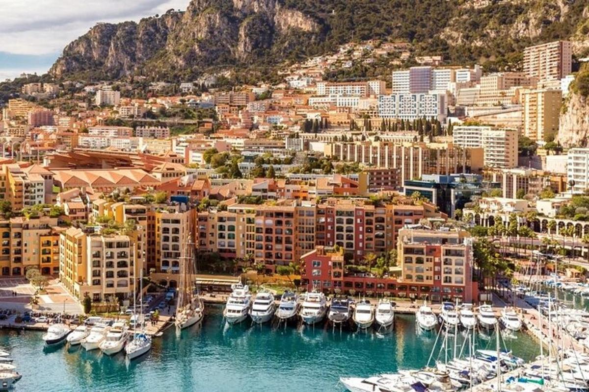 un grup de vaixells atracats en un port amb una ciutat
