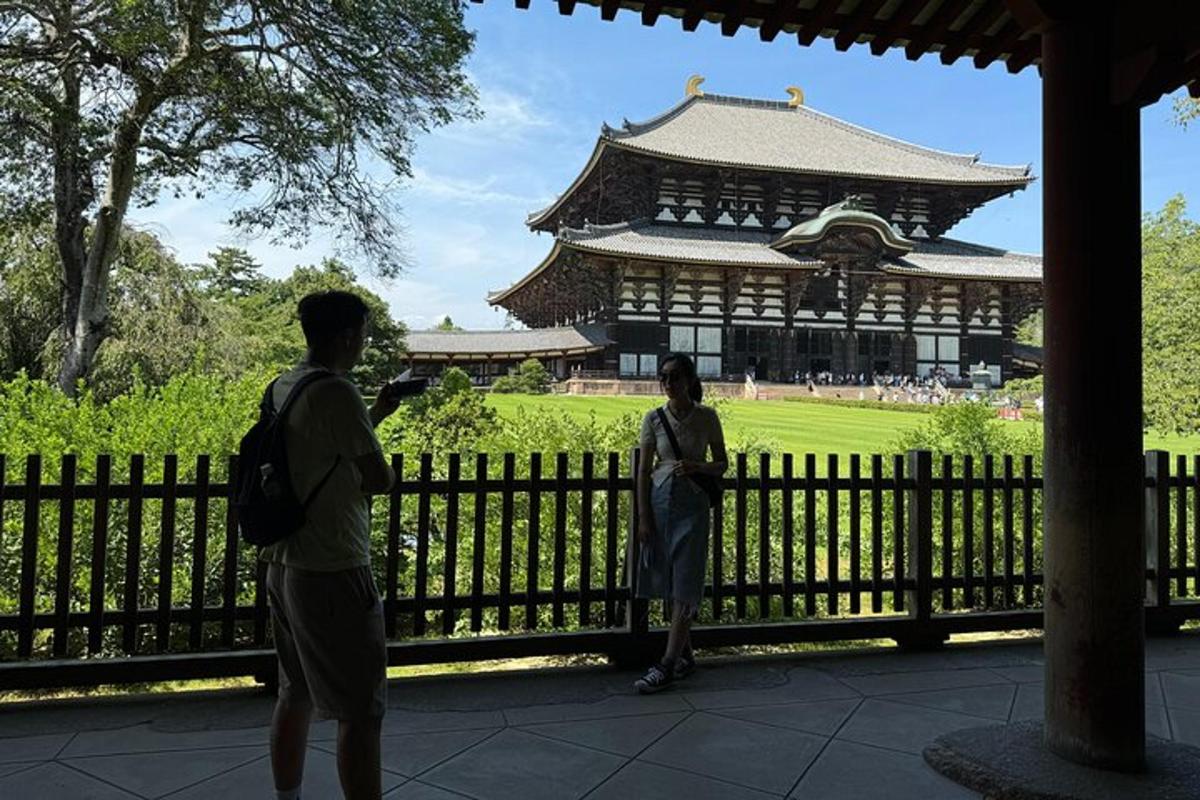 建物の前に立っている男性と女性